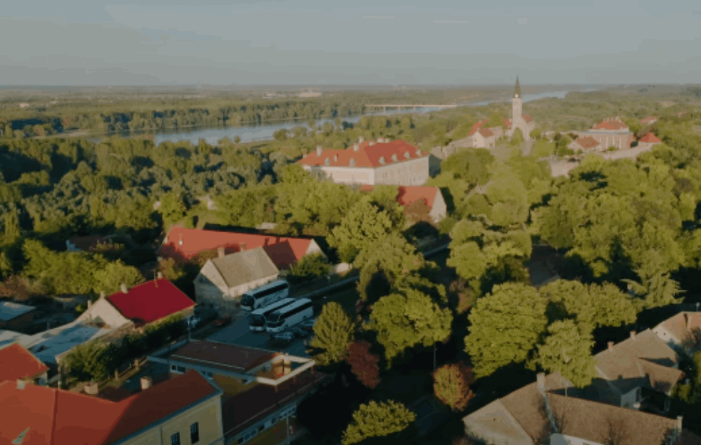 ŠOK U HRVATSKOJ: <span style='color:red;'><b>Modni dizajner</b></span> iz Srbije izvršio veliku nuždu u ZGRADI OPŠTINE
